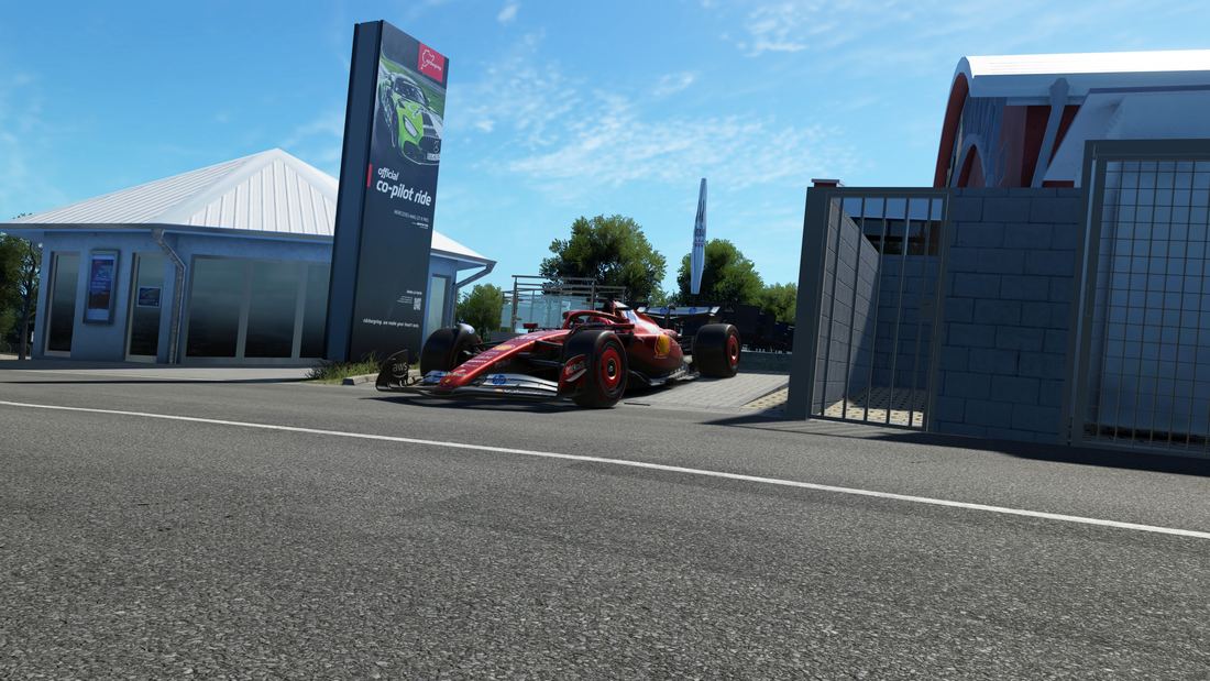 Monoplaza cruzando el paddock del Nürburgring