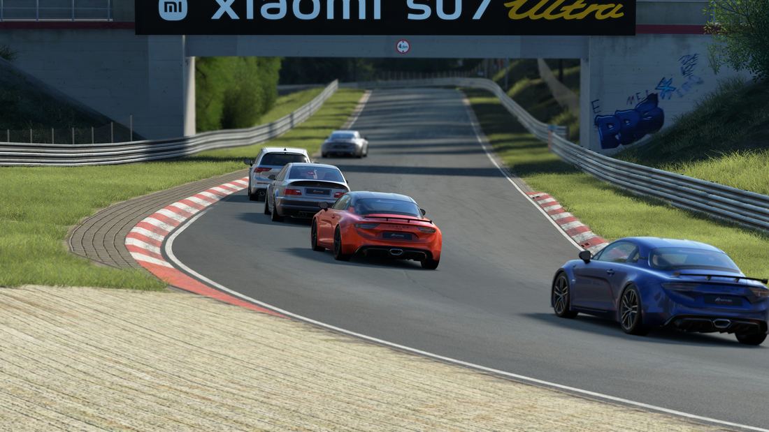 Grupo de coches bajo el puente de la Nordschleife