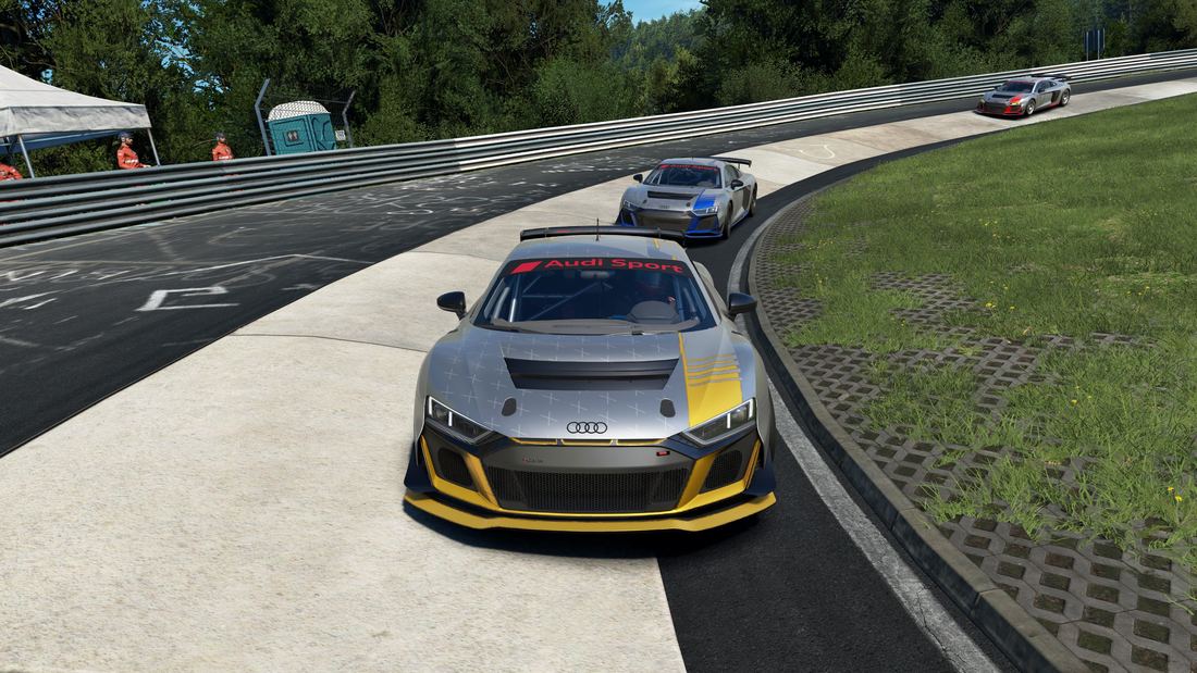 Audi R8 LMS liderando un tren de GT3